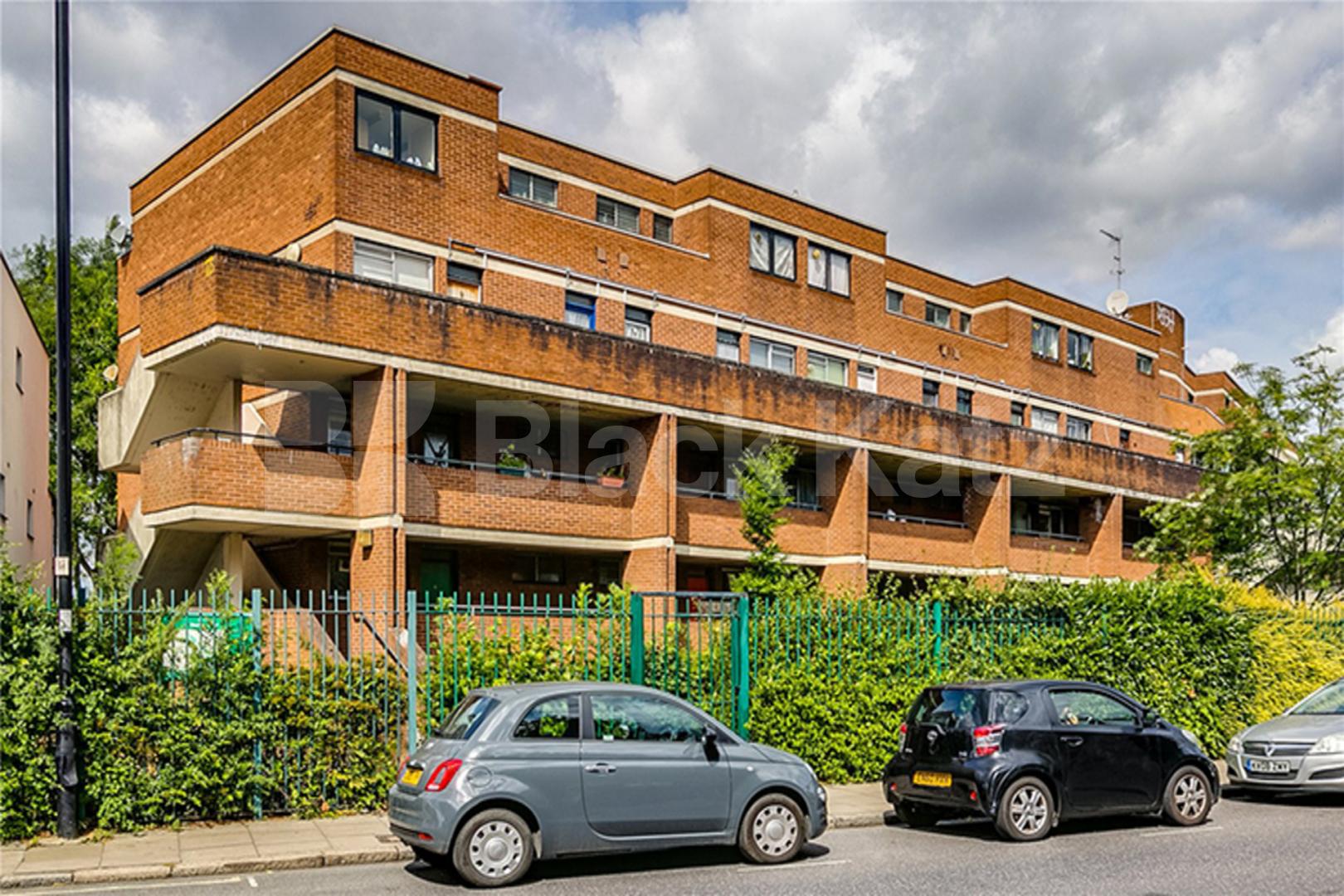 3 bedroom apartment located within a gated building on Brecknock Road Brecknock Road, Camden Borders 