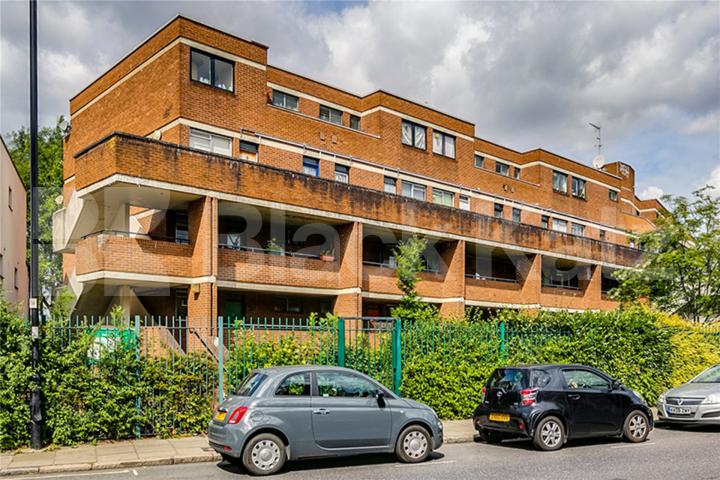 3 bedroom apartment located within a gated building on Brecknock Road Brecknock Road, Camden Borders 