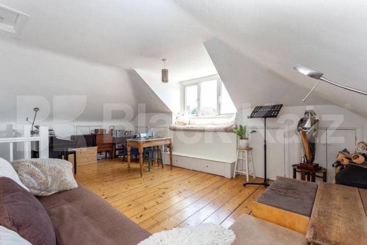 Top-floor 3-bed on Brecknock Rd with kitchen diner and great transport links. Brecknock Road, Tufnell Park