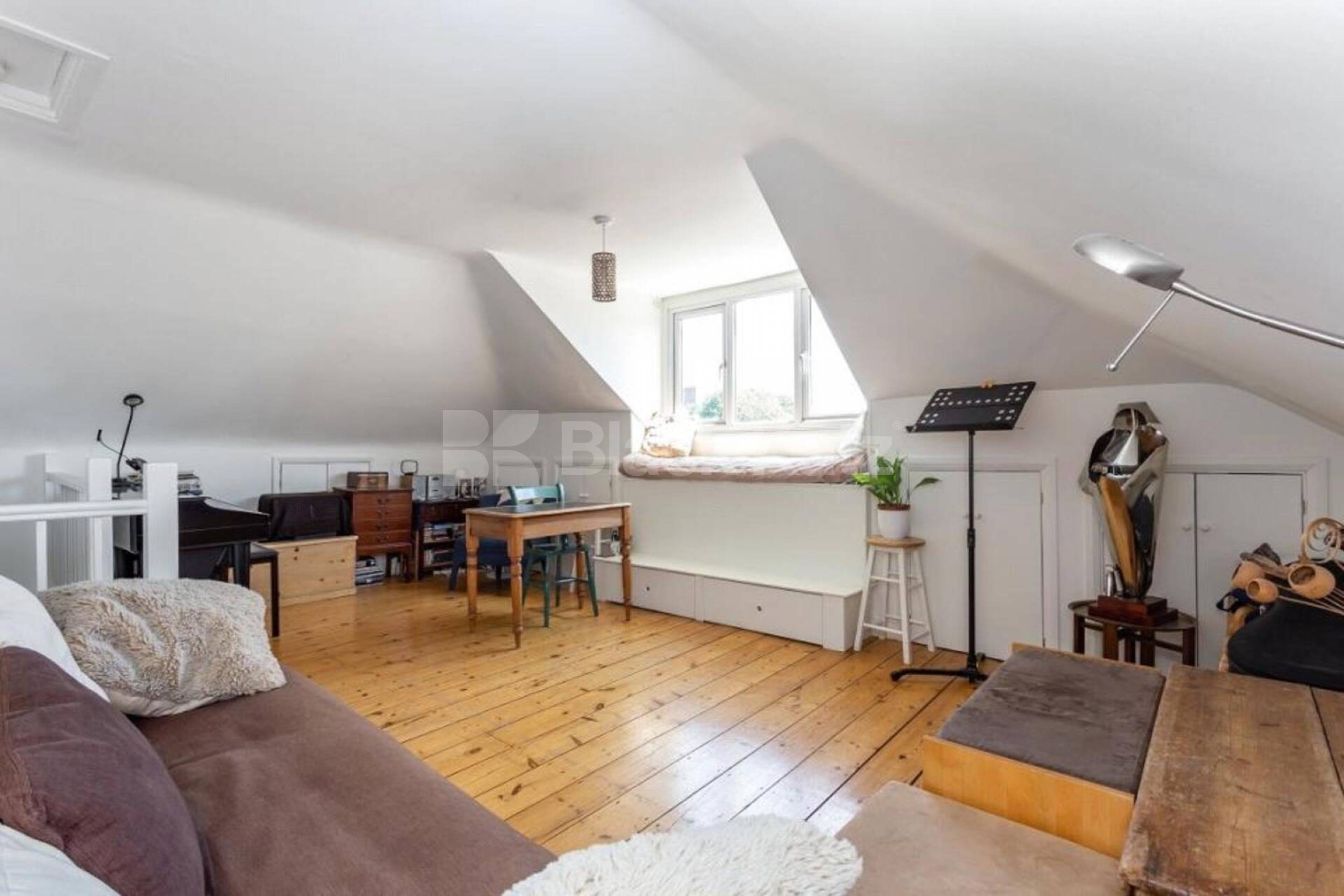 Top-floor 3-bed on Brecknock Rd with kitchen diner and great transport links. Brecknock Road, Tufnell Park  N19