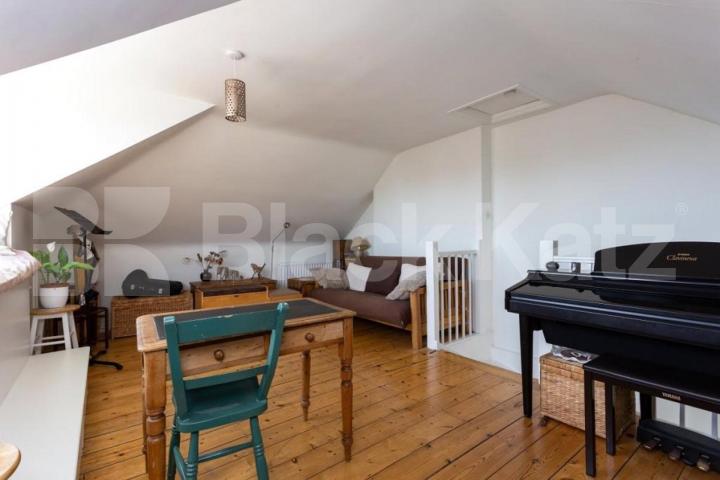 Top-floor 3-bed on Brecknock Rd with kitchen diner and great transport links. Brecknock Road, Tufnell Park 