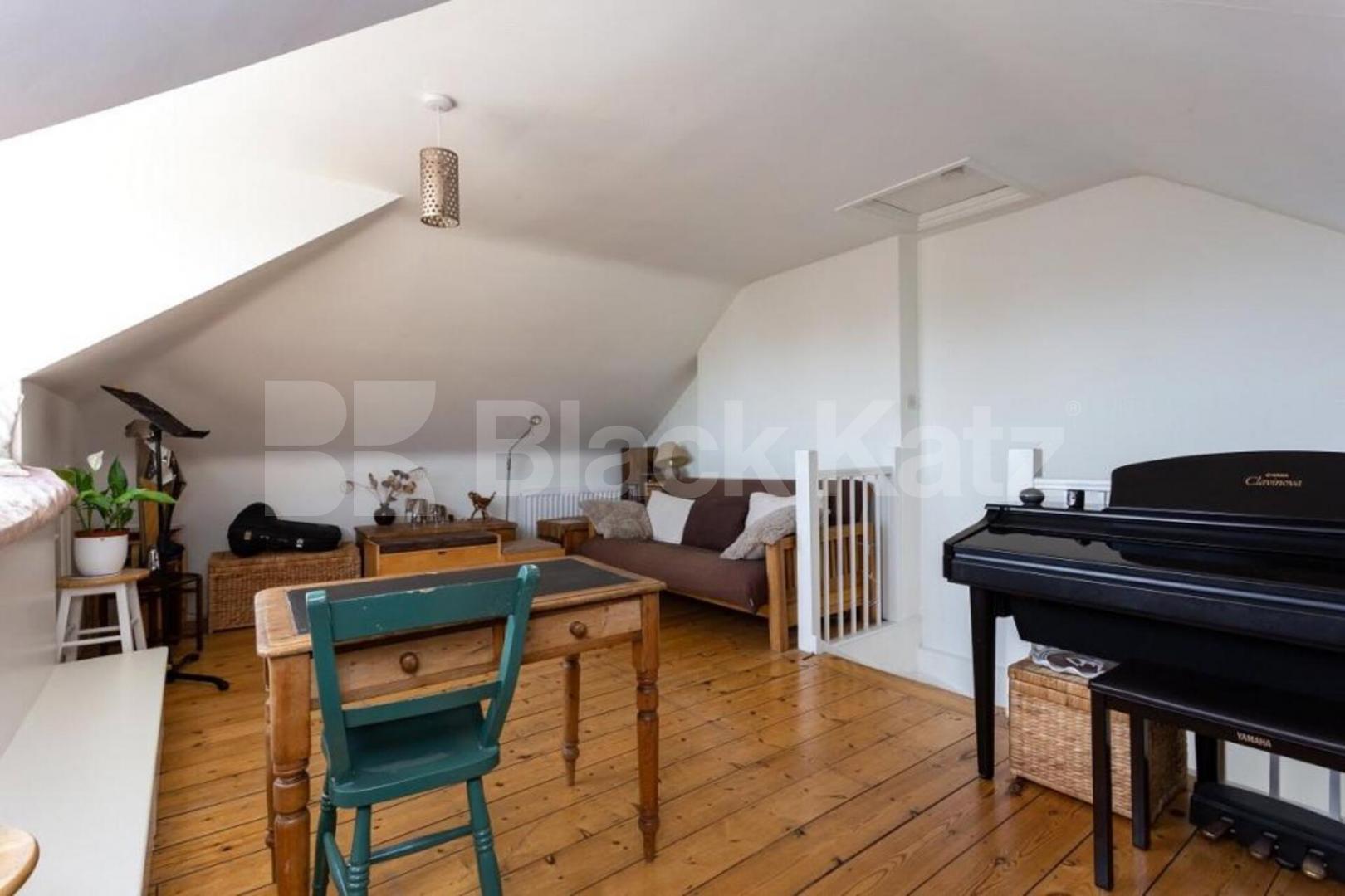 Top-floor 3-bed on Brecknock Rd with kitchen diner and great transport links. Brecknock Road, Tufnell Park 