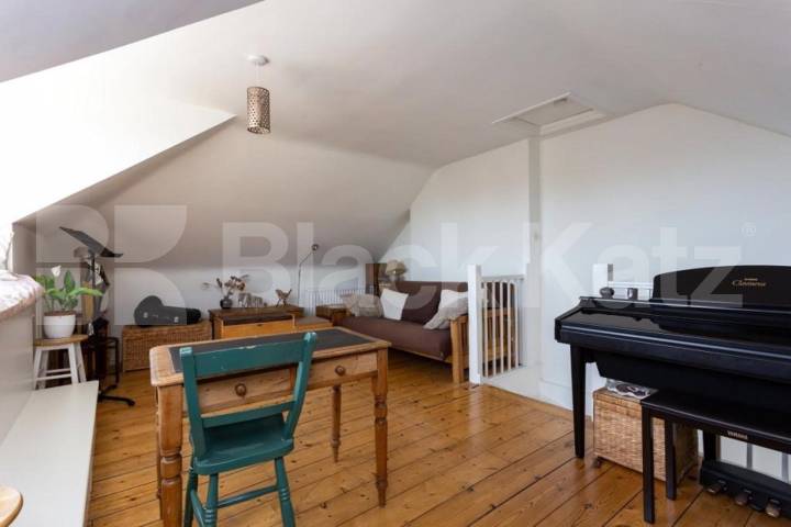 Top-floor 3-bed on Brecknock Rd with kitchen diner and great transport links. Brecknock Road, Tufnell Park 