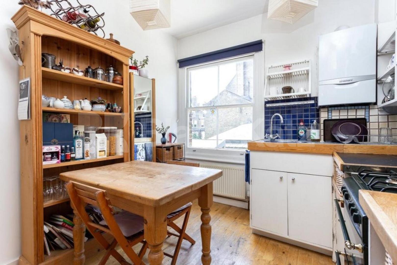 Top-floor 3-bed on Brecknock Rd with kitchen diner and great transport links. Brecknock Road, Tufnell Park 