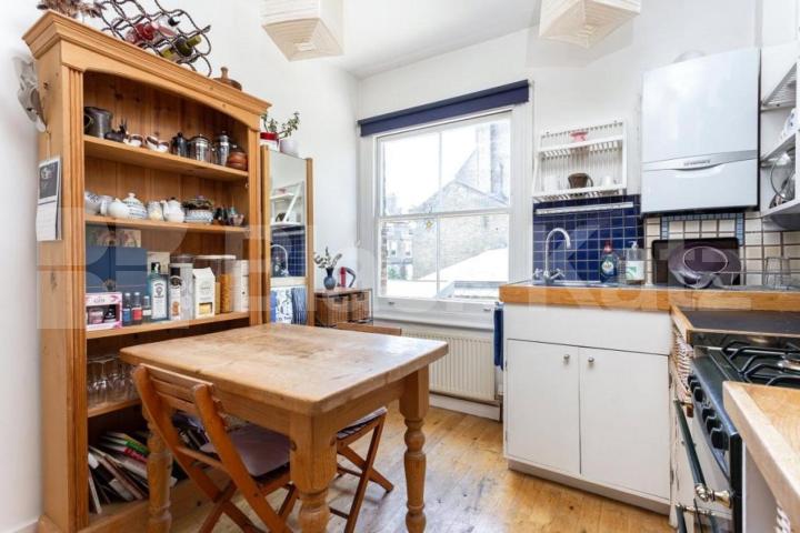 Top-floor 3-bed on Brecknock Rd with kitchen diner and great transport links. Brecknock Road, Tufnell Park 