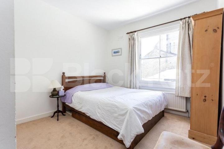 Top-floor 3-bed on Brecknock Rd with kitchen diner and great transport links. Brecknock Road, Tufnell Park 