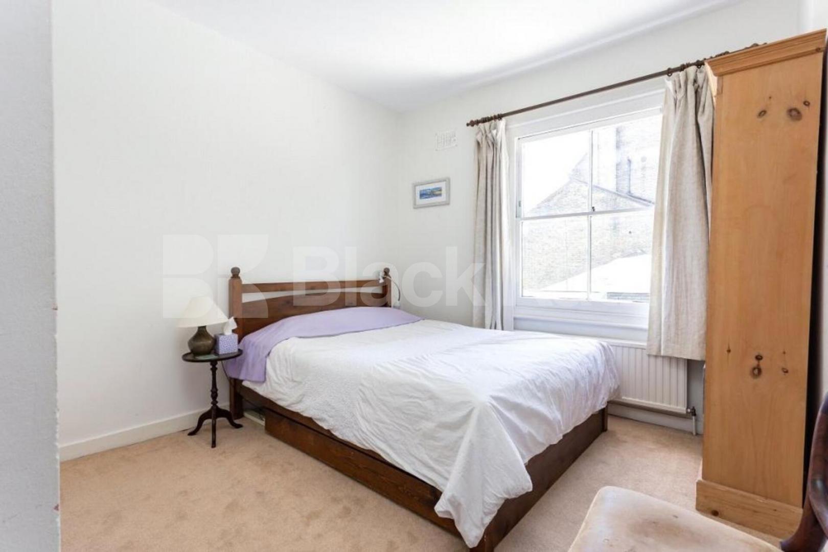 Top-floor 3-bed on Brecknock Rd with kitchen diner and great transport links. Brecknock Road, Tufnell Park 