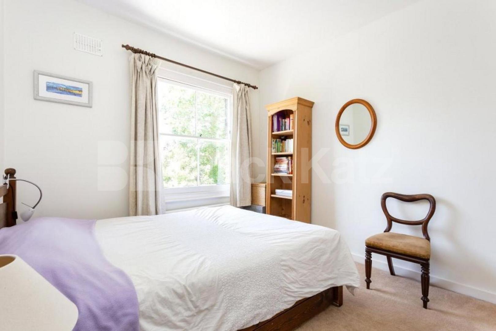 Top-floor 3-bed on Brecknock Rd with kitchen diner and great transport links. Brecknock Road, Tufnell Park 