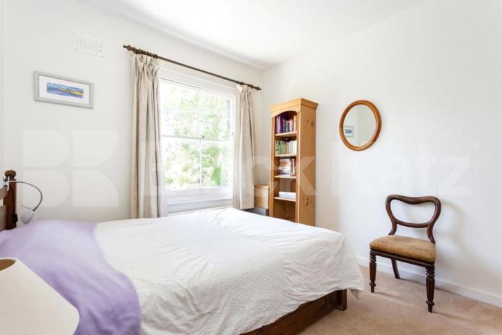 Top-floor 3-bed on Brecknock Rd with kitchen diner and great transport links. Brecknock Road, Tufnell Park 