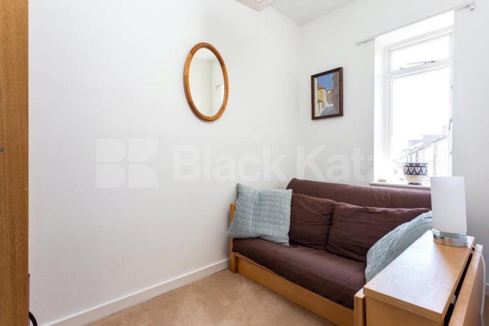 Top-floor 3-bed on Brecknock Rd with kitchen diner and great transport links. Brecknock Road, Tufnell Park 