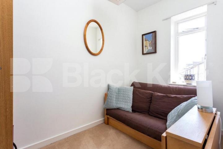 Top-floor 3-bed on Brecknock Rd with kitchen diner and great transport links. Brecknock Road, Tufnell Park 