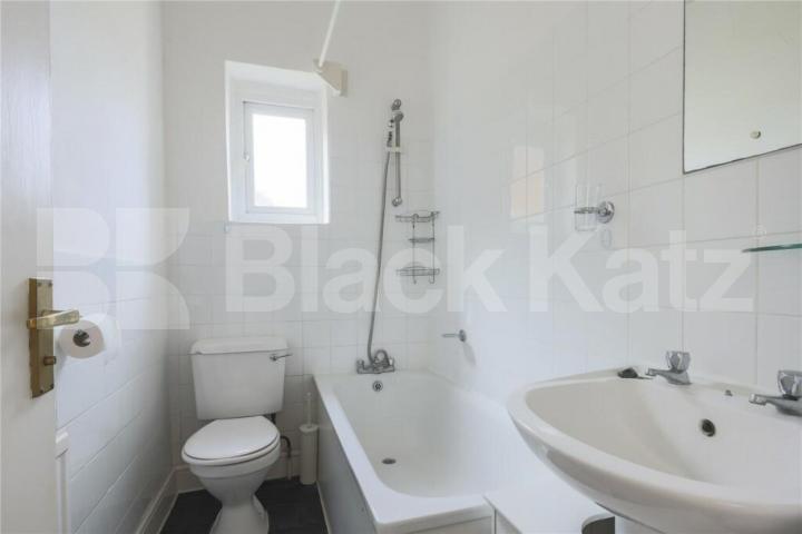 Top-floor 3-bed on Brecknock Rd with kitchen diner and great transport links. Brecknock Road, Tufnell Park 