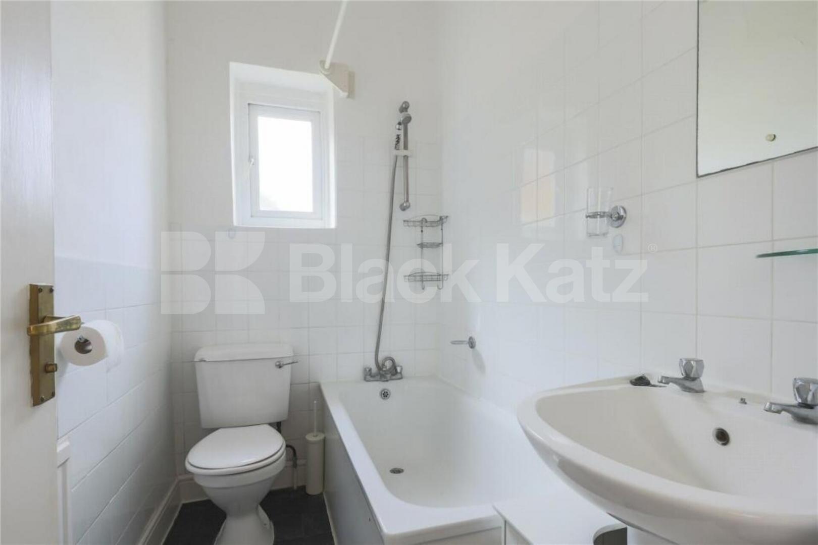 Top-floor 3-bed on Brecknock Rd with kitchen diner and great transport links. Brecknock Road, Tufnell Park 