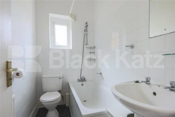 Top-floor 3-bed on Brecknock Rd with kitchen diner and great transport links. Brecknock Road, Tufnell Park 