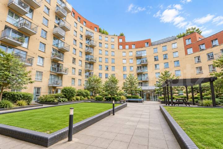 Three bedroom flat located in a private modern development with concierge Eden Grove, Holloway