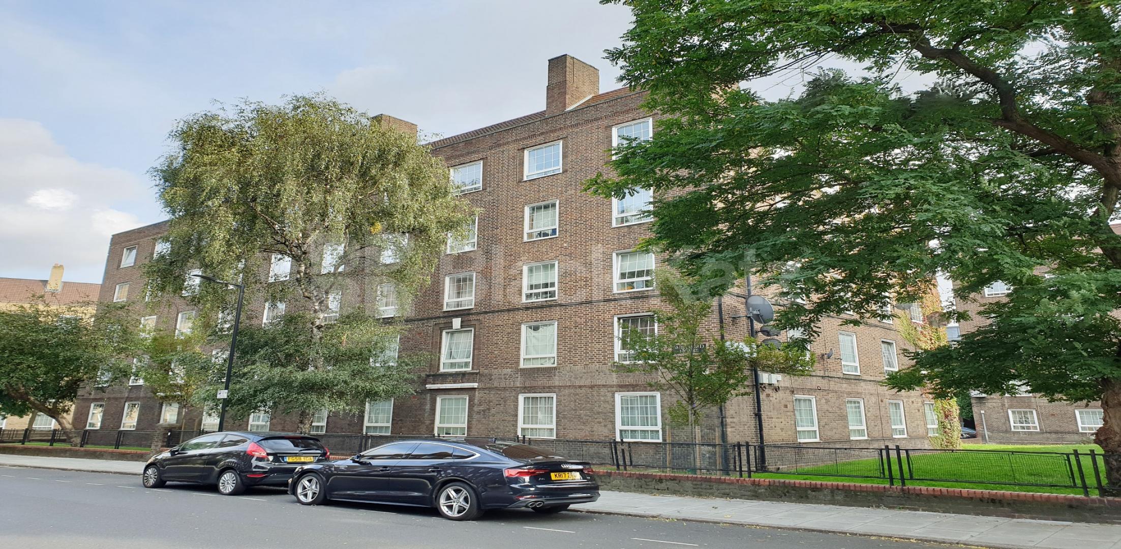 			LET  , 3 Bedroom, 1 bath, 0 reception Apartment			 Law Street, Borough/London Bridge