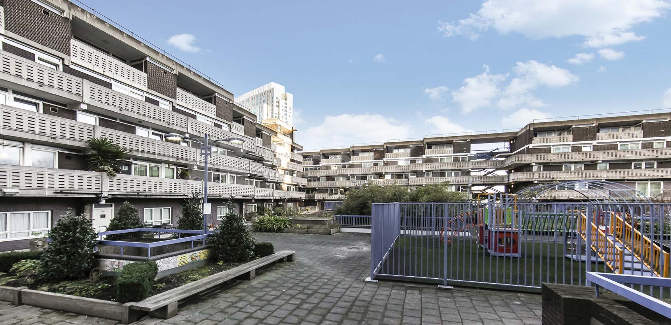 			LET , 1 Bedroom, 1 bath, 1 reception Apartment			 Petticoat Square. Middlesex Street.  , Liverpool Street.