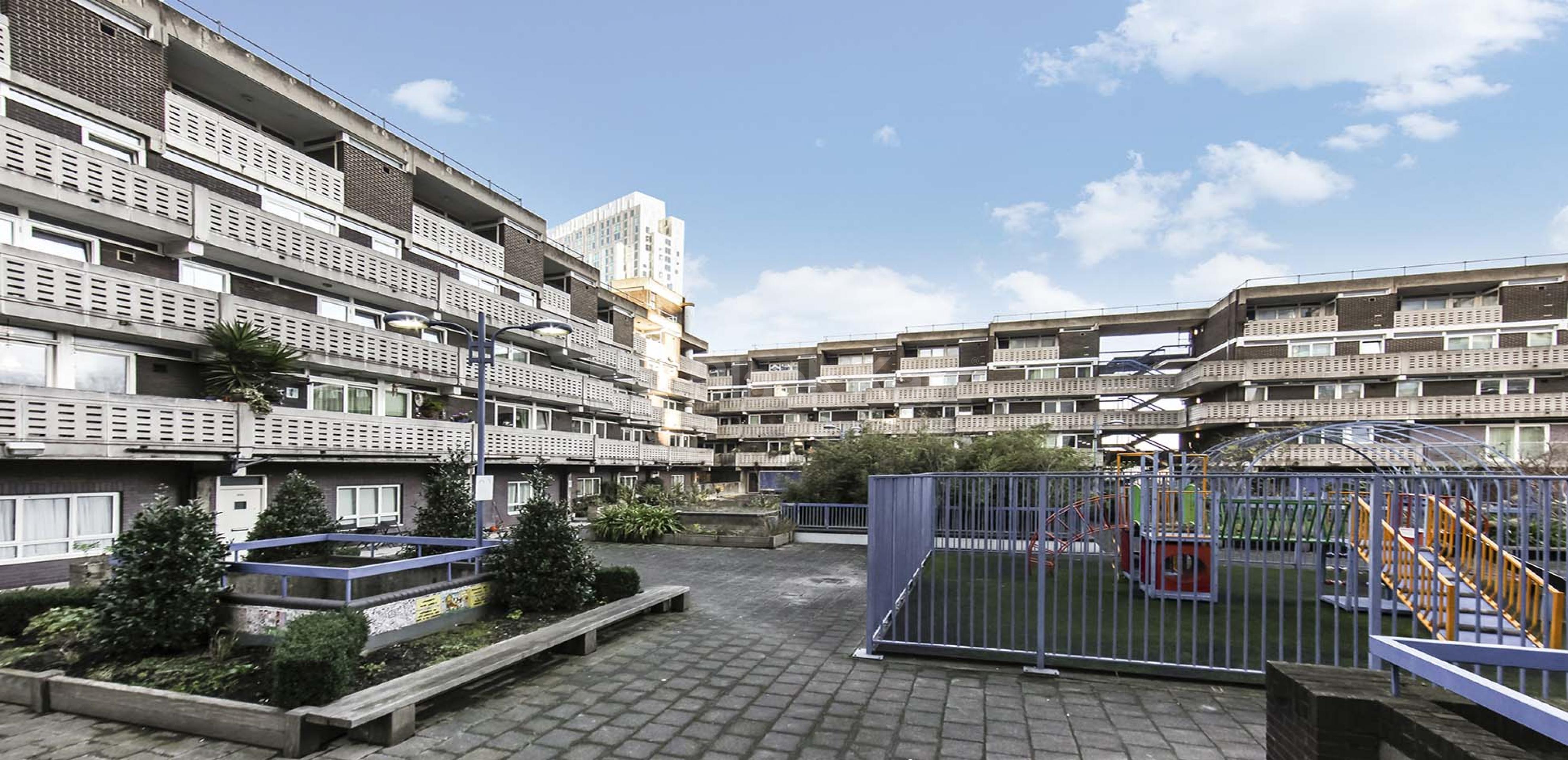 			LET , 1 Bedroom, 1 bath, 1 reception Apartment			 Petticoat Square. Middlesex Street.  , Liverpool Street. E1