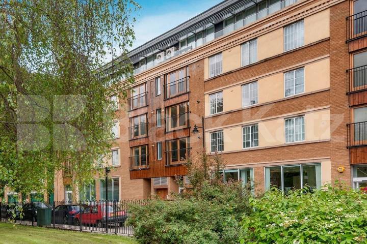 Superbly located & situated opposite the green open spacers of Tabard Gardens Artbrand Studios  Leathermarket street, London Bridge