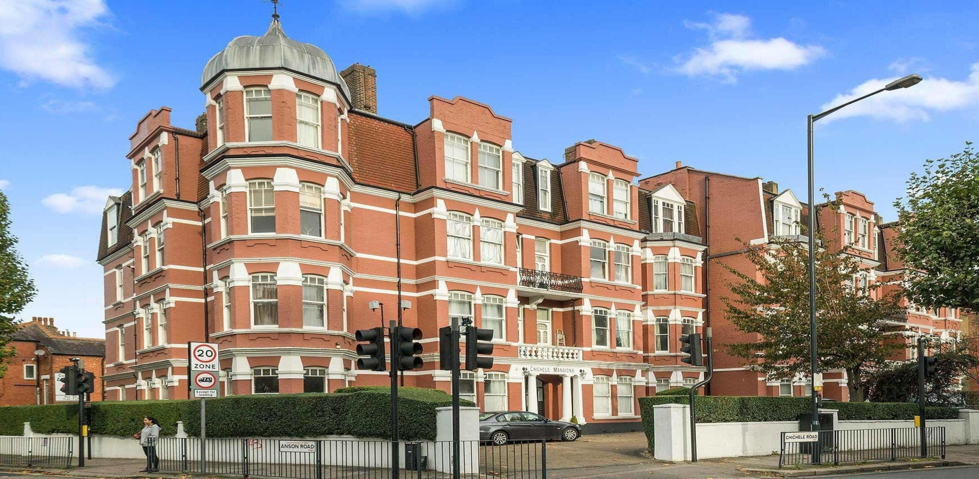 			3 Bedroom, 2 bath, 1 reception Flat			 Hendon Lane, FINCHLEY N3 N3