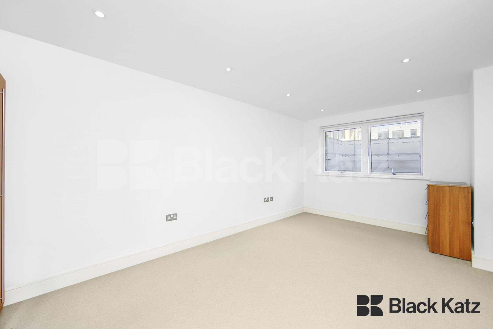 Contemporary Apartment with Balcony, Underground Parking & Water Rates Long Lane, London Bridge