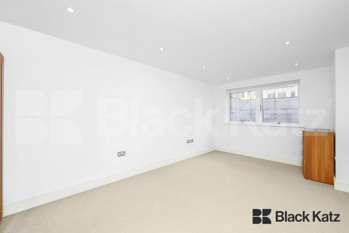Contemporary Apartment with Balcony, Underground Parking & Water Rates Long Lane, London Bridge