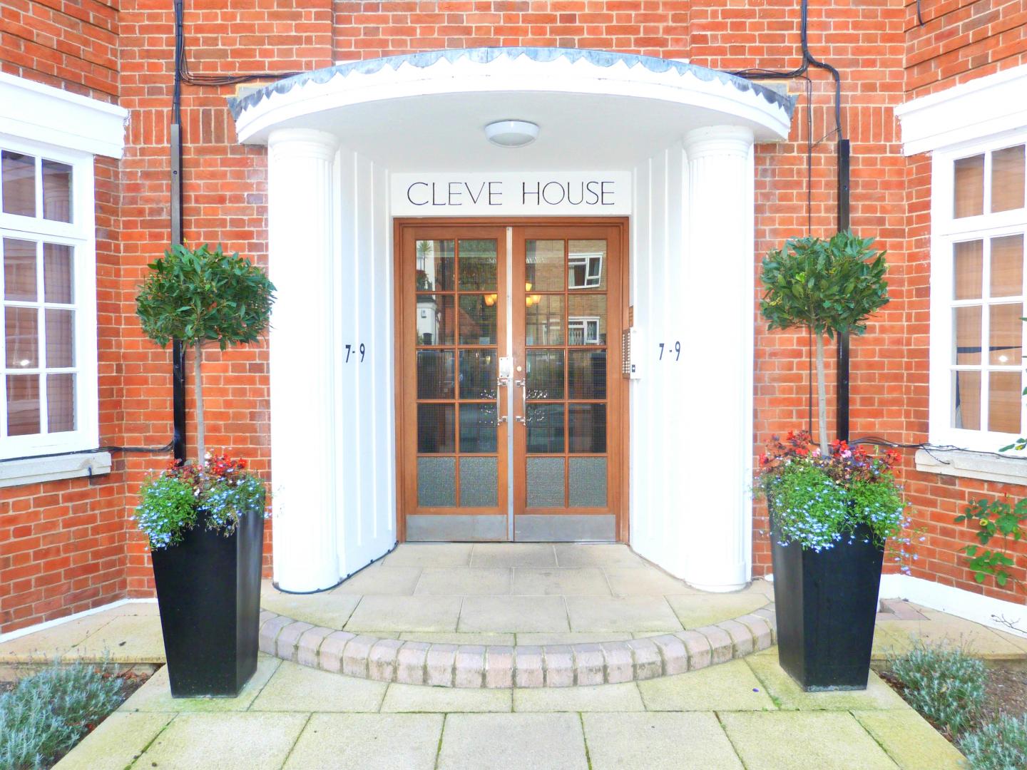 			LET  (HEATING & HOT WATER INCLUDED), 1 Bedroom, 1 bath, 1 reception Flat			 Cleve Road, WEST HAMPSTEAD