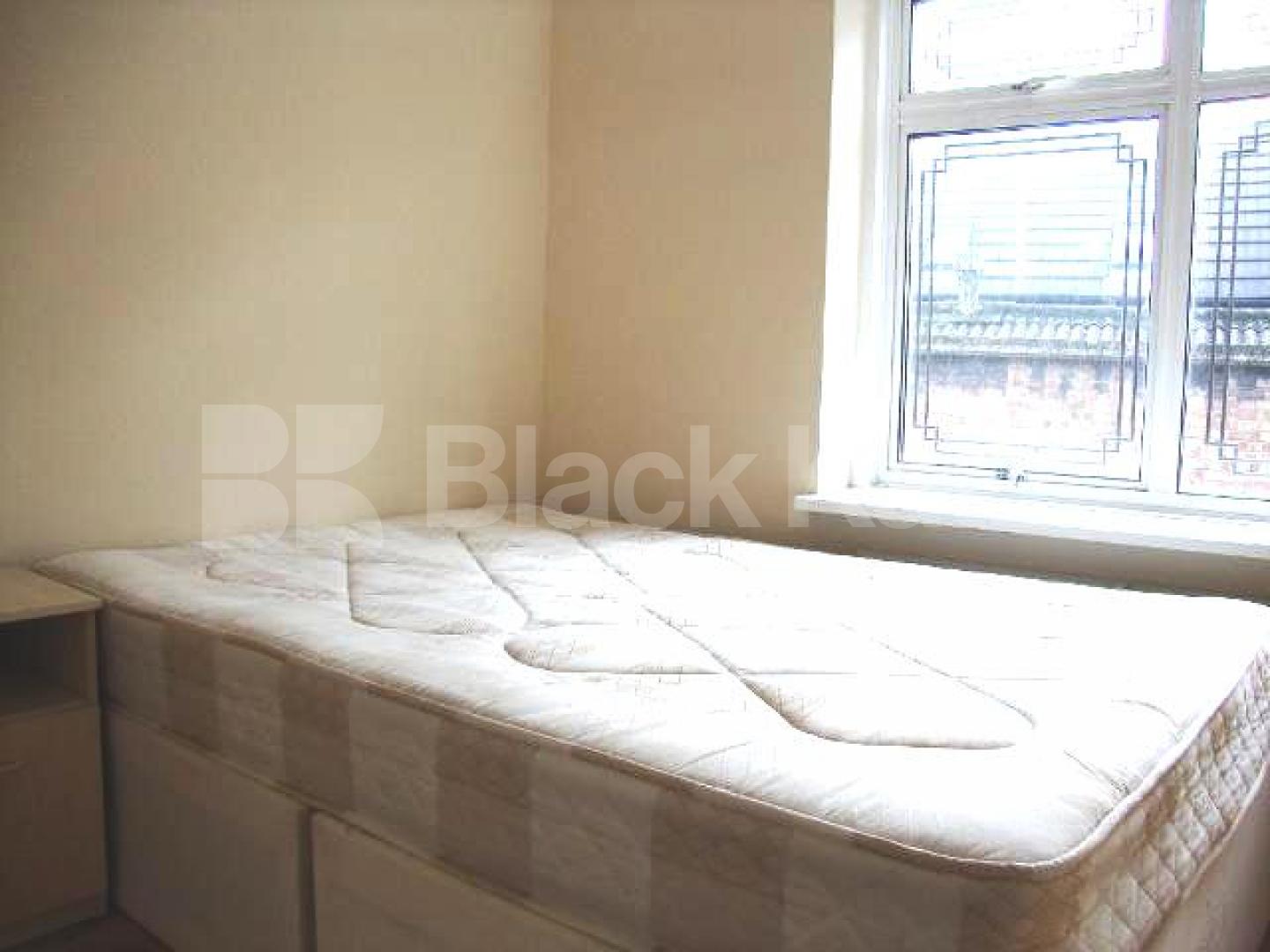 			WALKING DISTANCE TO UCL AND ROYAL VET!, 3 Bedroom, 1 bath, 1 reception Flat			 Camden High Street, CAMDEN 