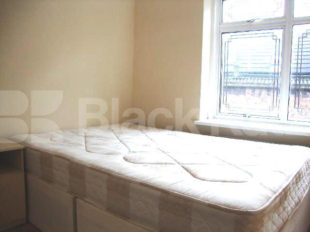 			WALKING DISTANCE TO UCL AND ROYAL VET!, 3 Bedroom, 1 bath, 1 reception Flat			 Camden High Street, CAMDEN 
