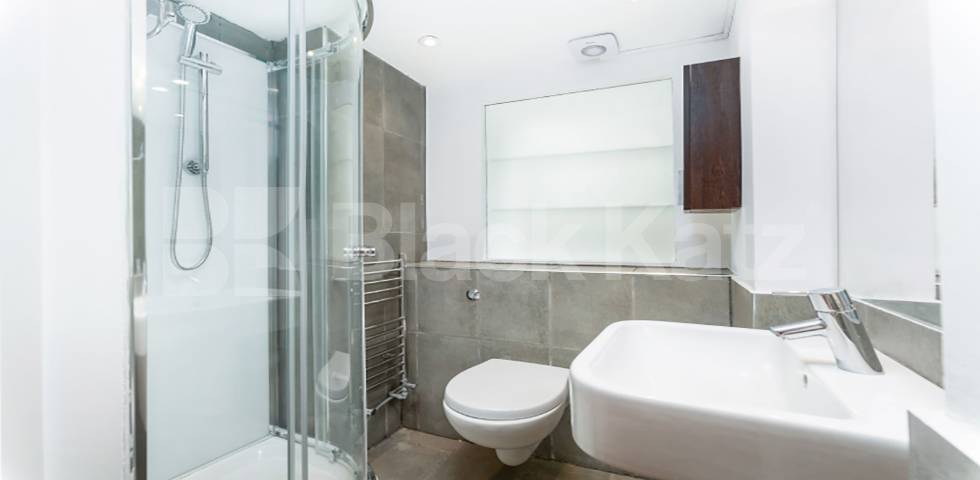 			MINS TO HYDE PARK, 2 Bedroom, 1 bath, 1 reception Flat			 Craven Terrace, HYDE PARK / BAYSWATER