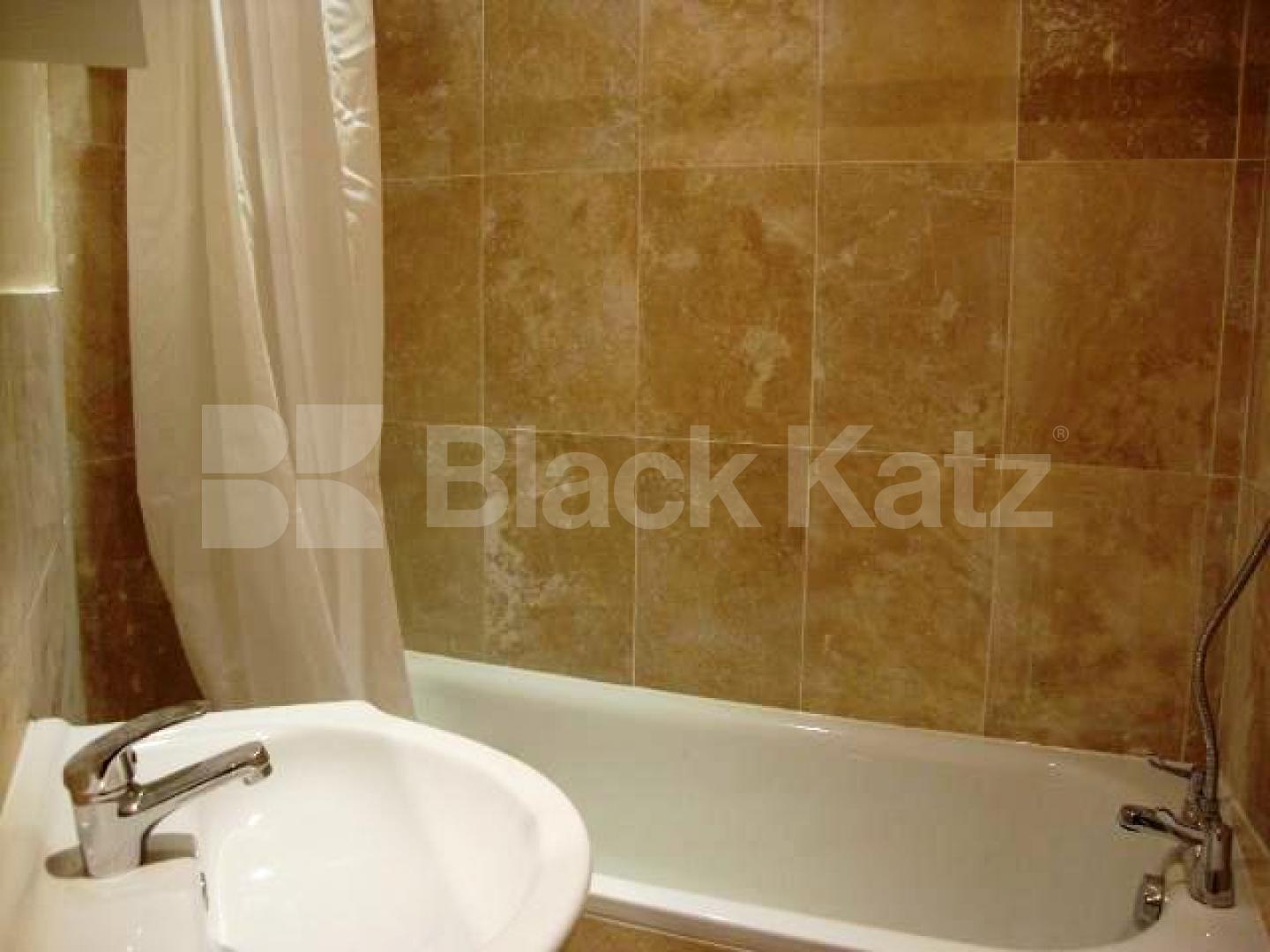 			WALKING DISTANCE TO UCL AND ROYAL VET!, 3 Bedroom, 1 bath, 1 reception Flat			 Camden High Street, CAMDEN 