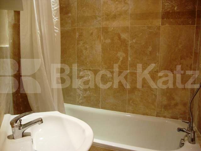 			WALKING DISTANCE TO UCL AND ROYAL VET!, 3 Bedroom, 1 bath, 1 reception Flat			 Camden High Street, CAMDEN 