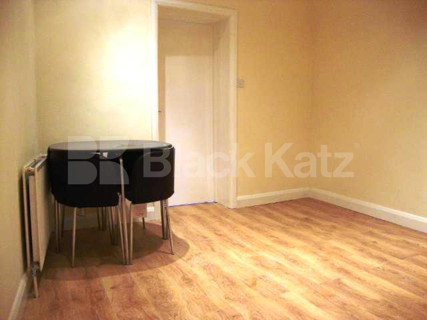 			WALKING DISTANCE TO UCL AND ROYAL VET!, 3 Bedroom, 1 bath, 1 reception Flat			 Camden High Street, CAMDEN 
