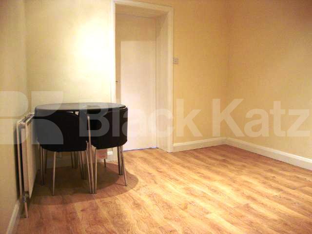 			WALKING DISTANCE TO UCL AND ROYAL VET!, 3 Bedroom, 1 bath, 1 reception Flat			 Camden High Street, CAMDEN 