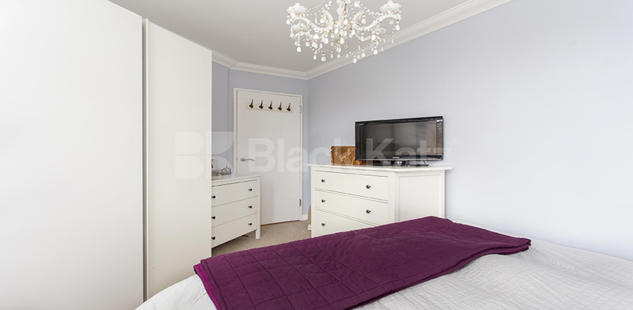 			1 Bedroom, 1 bath, 1 reception Flat			 Stoke Newington High Street  , STOKE NEWINGTON 