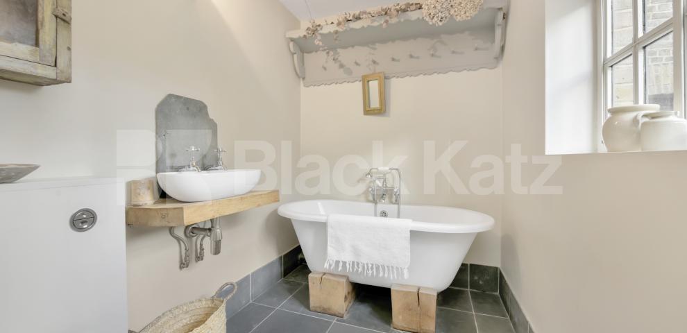 			NEW INSTRUCTION, 2 Bedroom, 1 bath, 1 reception Apartment			 China Wharf, 29 Mill Street, Tower Bridge/Shad Thames 