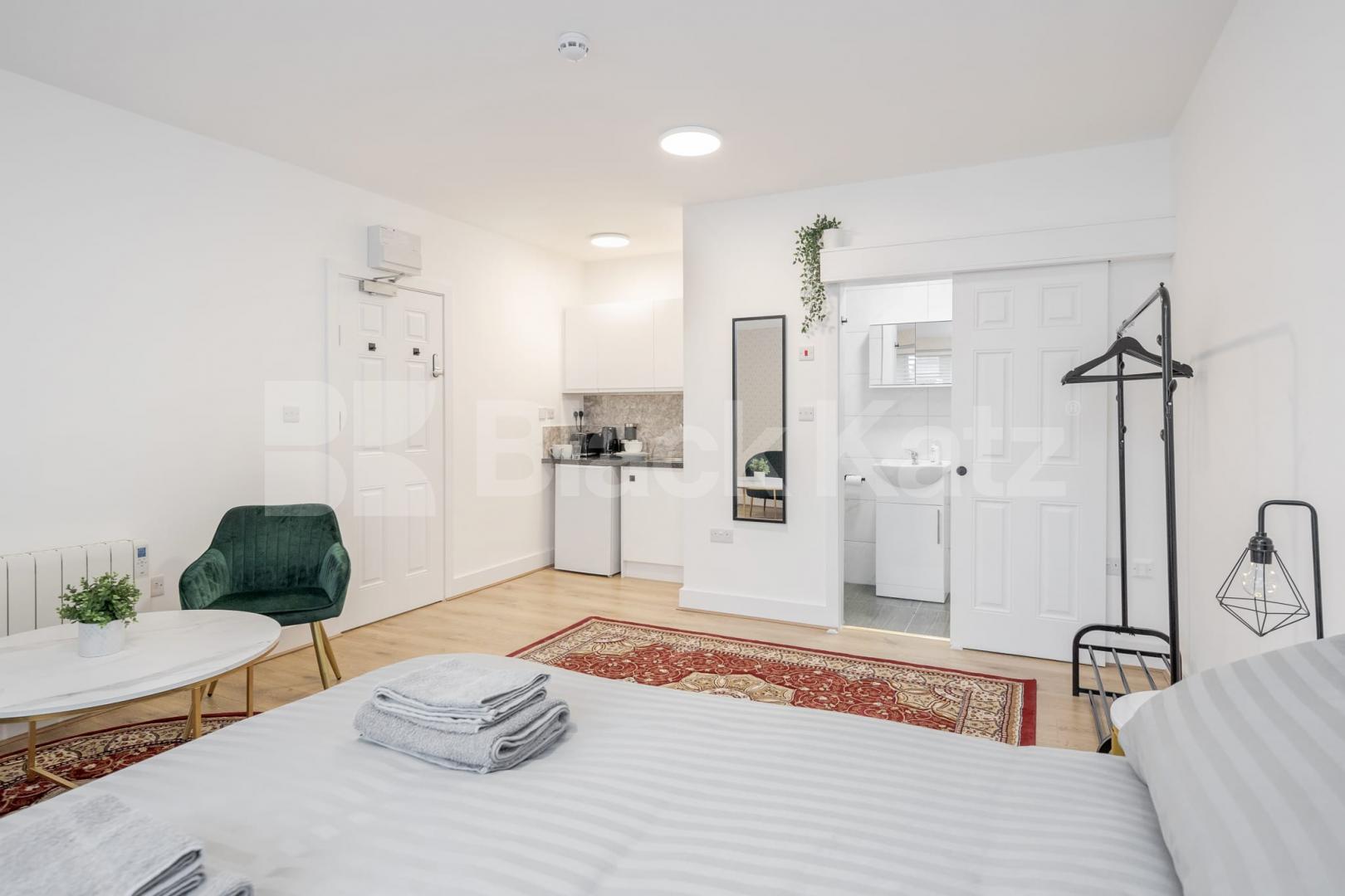 A spacious and well-presented studio apartment available to rent in the sought-after Walton Close, NW2.The studio offers a bright and generously sized living and sleeping area, a private bathroom, and a compact kitchenette, providing everything neede Walton Close, London, NW2 (Inclusive of all bills),  London