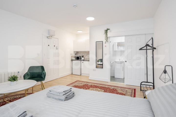 A spacious and well-presented studio apartment available to rent in the sought-after Walton Close, NW2.The studio offers a bright and generously sized living and sleeping area, a private bathroom, and a compact kitchenette, providing everything neede Walton Close, London, NW2 (Inclusive of all bills),  London
