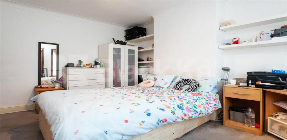 			GOOD FOR 2 SHARERS OR FAMILY, 3 Bedroom, 1 bath, 1 reception Apartment			 Chewton Road, Walthamstow