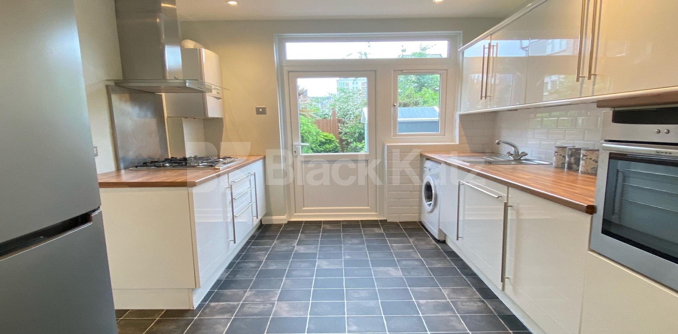 			LET, 3 Bedroom, 1 bath, 1 reception House			 Crimsworth Road, Vauxhall