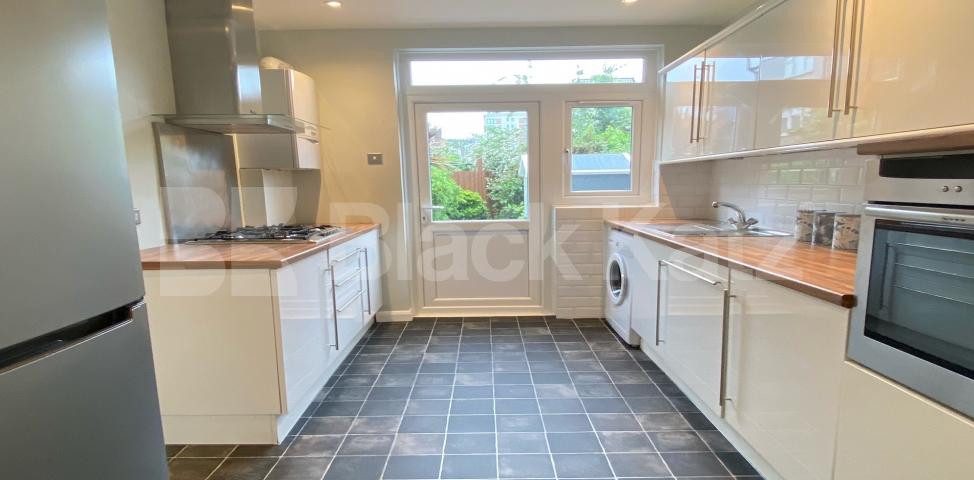 			LET, 3 Bedroom, 1 bath, 1 reception House			 Crimsworth Road, Vauxhall