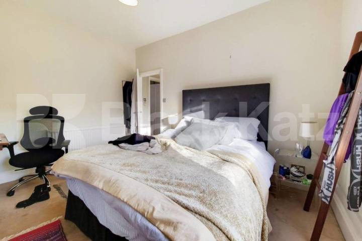 Spacious 3-Bed Flat on Caledonian Road with Modern Bathroom & Open-Plan Lounge Caledonian Road, Islington / Caledonian Road