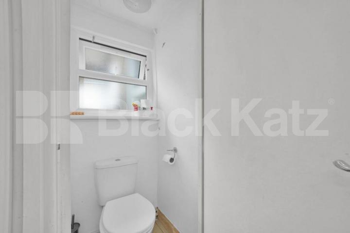 Spacious 6-Bedroom House – Perfect for Students & Professional Sharers  Calverley Grove, Archway