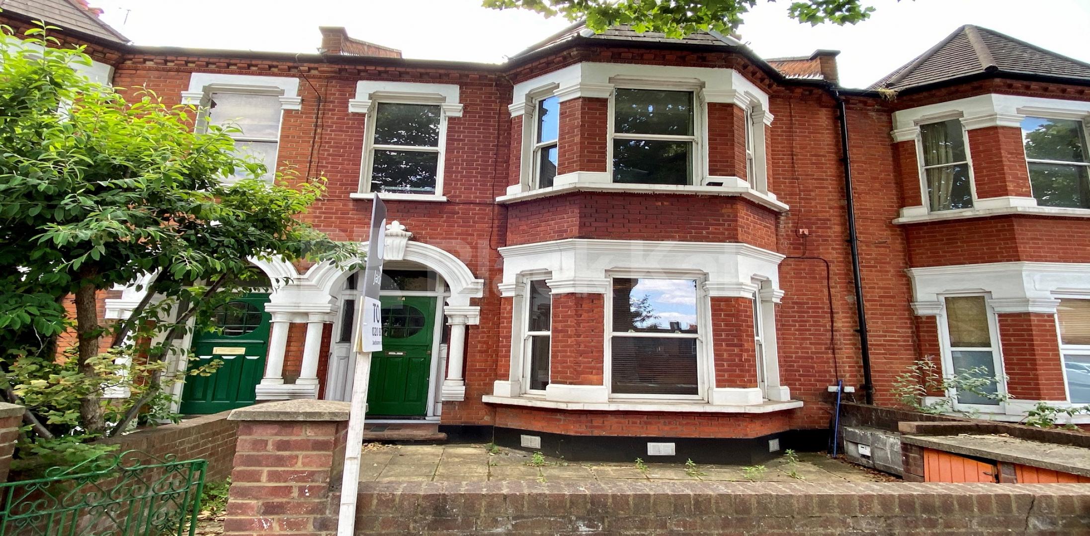 			LET , 2 Bedroom, 1 bath, 1 reception Apartment			 Cavendish Road , Clapham South 