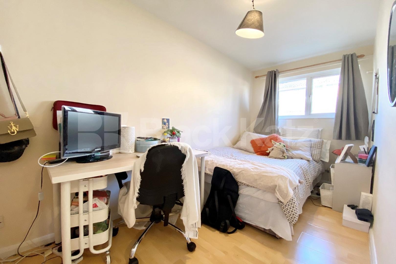 1100 Sq.Ft. of living & entertaining space with hot water & heating included Canterbury Place, Elephant and Castle