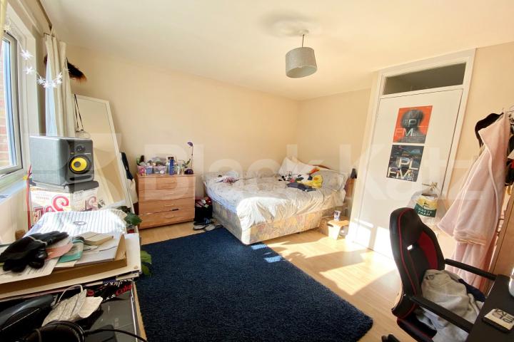 1100 Sq.Ft. of living & entertaining space with hot water & heating included Canterbury Place, Elephant and Castle