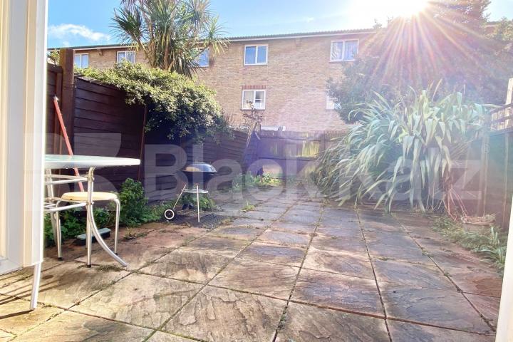 1100 Sq.Ft. of living & entertaining space with hot water & heating included Canterbury Place, Elephant and Castle