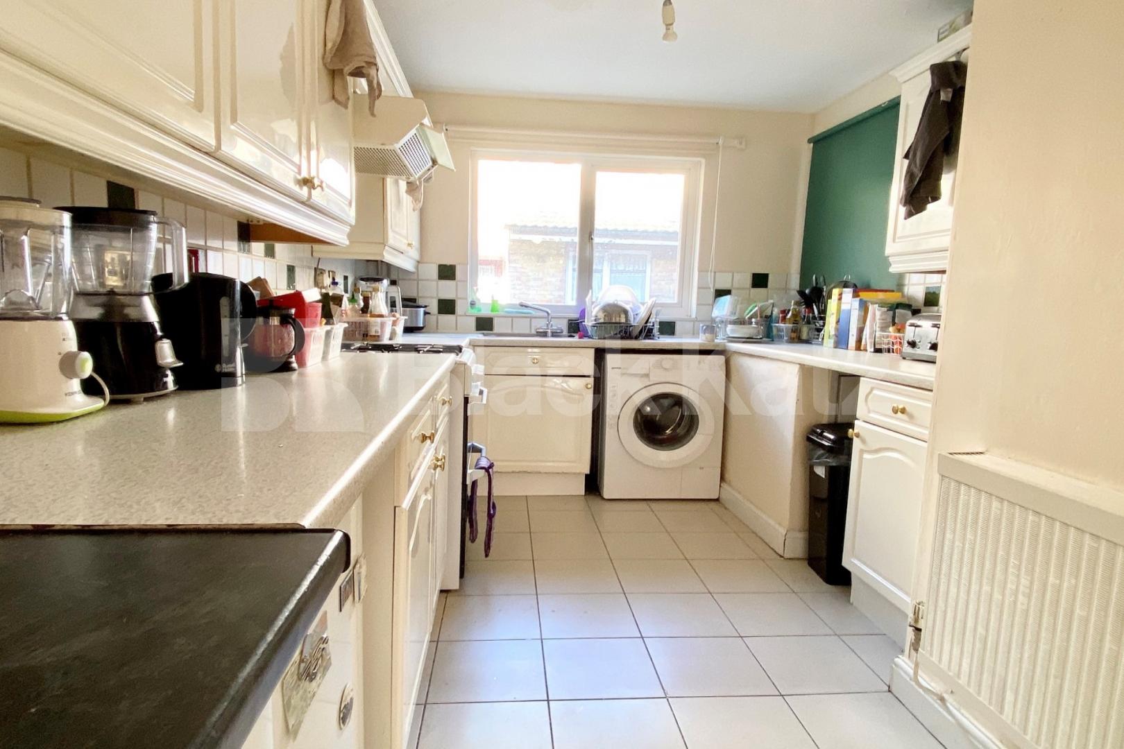 1100 Sq.Ft. of living & entertaining space with hot water & heating included Canterbury Place, Elephant and Castle