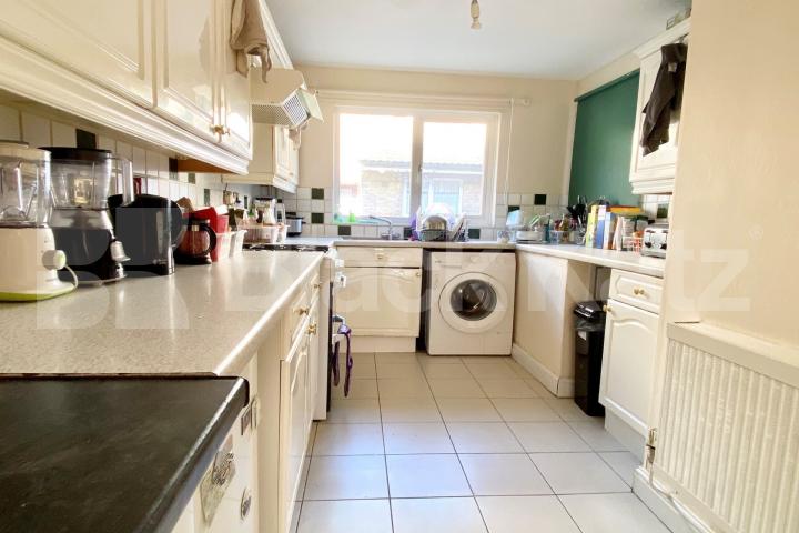 1100 Sq.Ft. of living & entertaining space with hot water & heating included Canterbury Place, Elephant and Castle