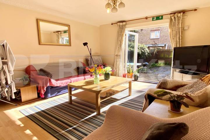 1100 Sq.Ft. of living & entertaining space with hot water & heating included Canterbury Place, Elephant and Castle